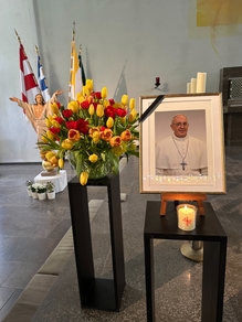 Die Kirche St. Elisabeth in Kesselstadt im Osterschmuck mit einem Portrait des verstorbenen Papstes, einer brennenden Kerze und einem Kondolenzbuch - offen für Gebet und persönliche Trauer..